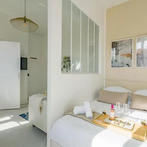 https://proche-paris-superbe-studio-refait-a-neuf-apartment.fr-paris.fr